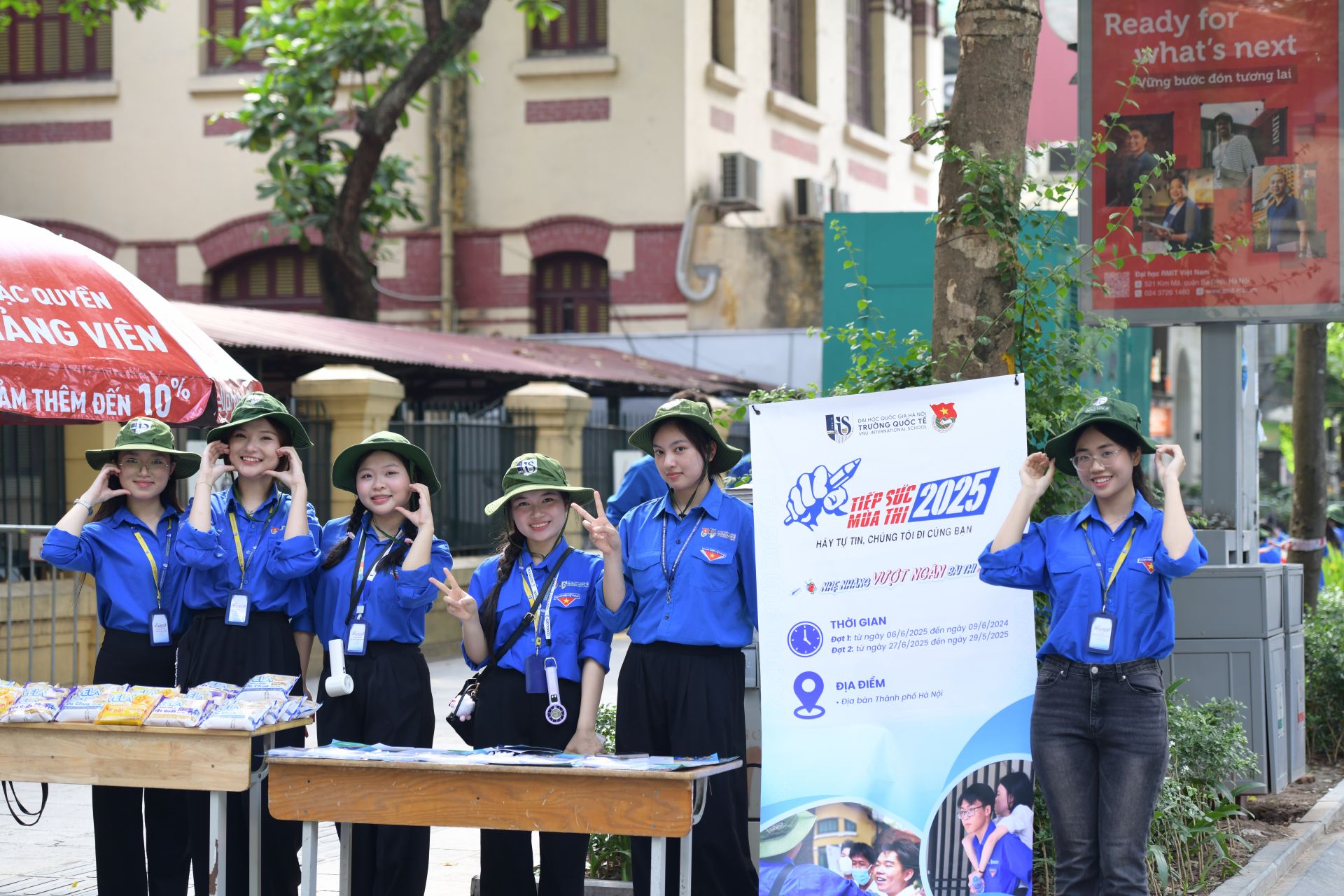 Tình nguyện viên có mặt từ rất sớm tại các điểm thi để hỗ trợ thí sinh.