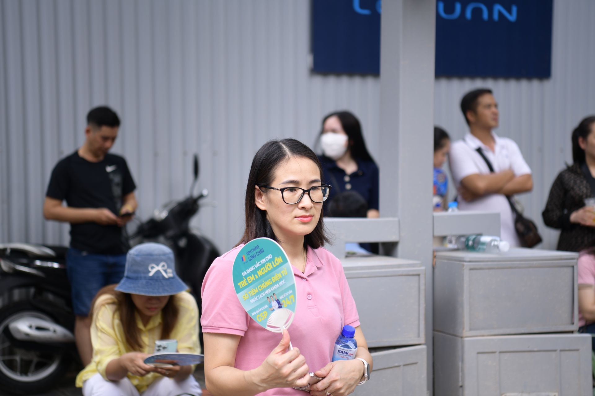 Một phụ huynh căng thẳng chờ con thi trước cổng trường THPT Trần Phú - Hoàn Kiếm (Hà Nội). Chị cho biết con gái thứ hai của chị năm nay thi chương trình giáo dục mới nên chị rất lo lắng và hồi hộp.