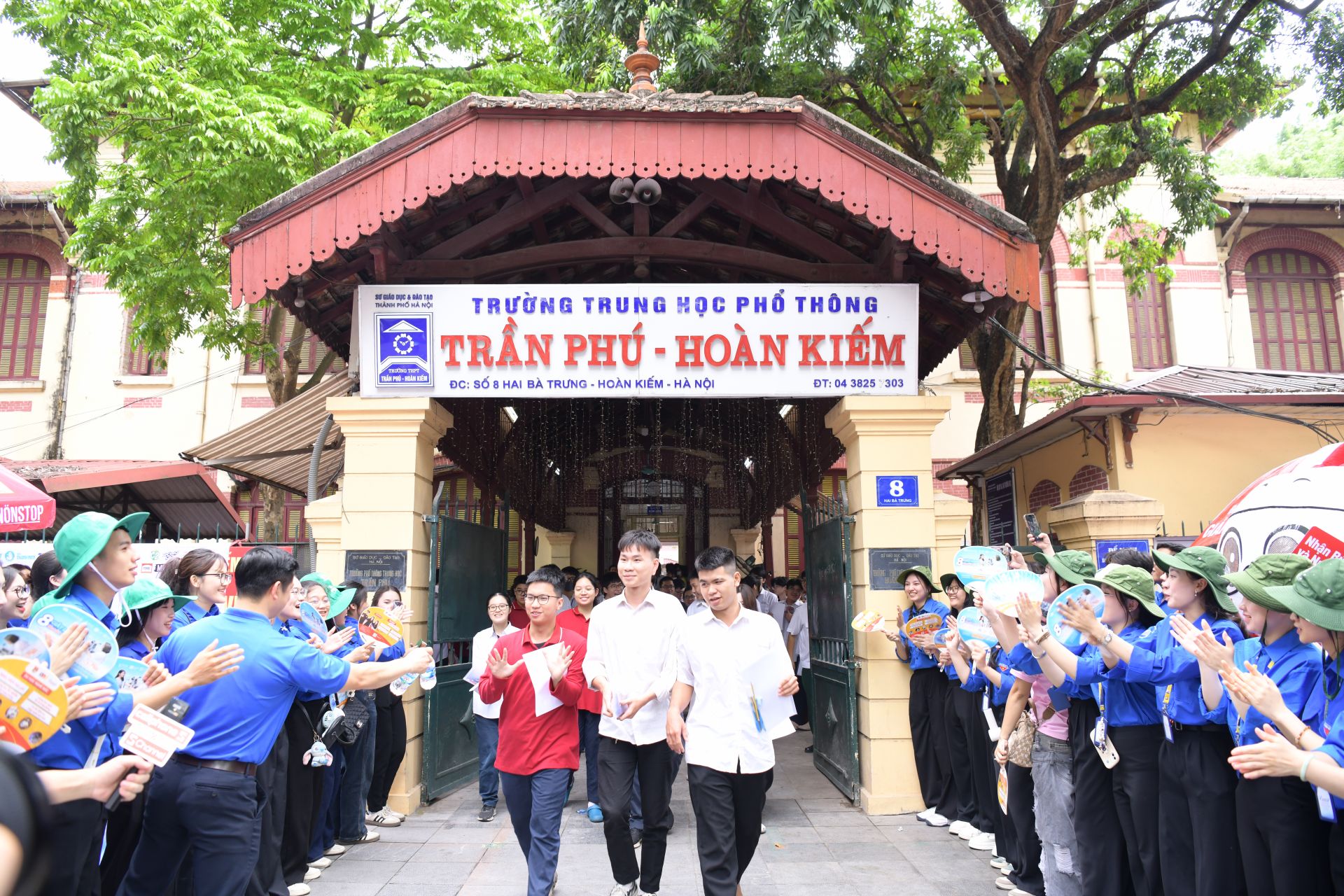Những thí sinh đầu tiên hoàn thành xong môn thi Ngữ Văn ra khỏi điểm thi THPT Trần Phú - Hoàn Kiếm (Hà Nội).