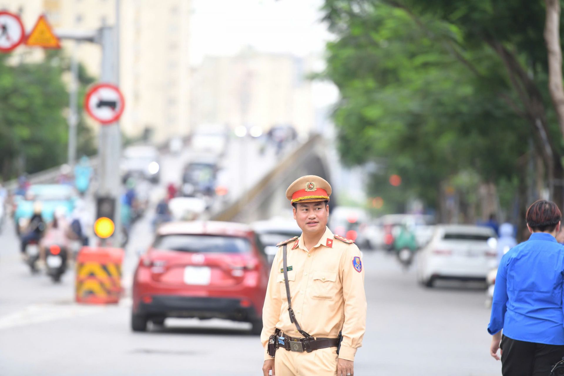 Trung tá Hoàng Văn Bình – Phó Đội trưởng Đội CSGT số 6 (Công an TP Hà Nội) cho biết: “Tại điểm thi Trường THPT chuyên Hà Nội – Amsterdam, lưu lượng phương tiện luôn rất lớn do nằm gần hai nút giao thông trọng điểm là Lê Văn Lương và Big C Thăng Long. Dù áp lực giao thông không nhỏ, lực lượng CSGT vẫn tăng cường quân số, chủ động phân luồng, đảm bảo an toàn và thông suốt cho phụ huynh, thí sinh di chuyển tới điểm thi. Chúng tôi cố gắng cao nhất để không xảy ra tình trạng ùn tắc, đặc biệt là trong khung giờ cao điểm buổi sáng”.