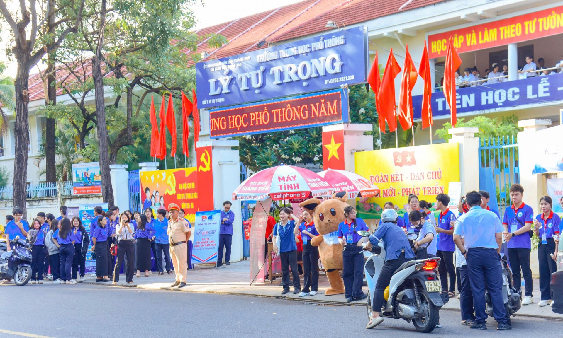 Ngay từ sớm, lực lượng CSGT, thanh niên tình nguyện đã có mặt ở điểm thi nhằm hỗ trợ các thí sinh