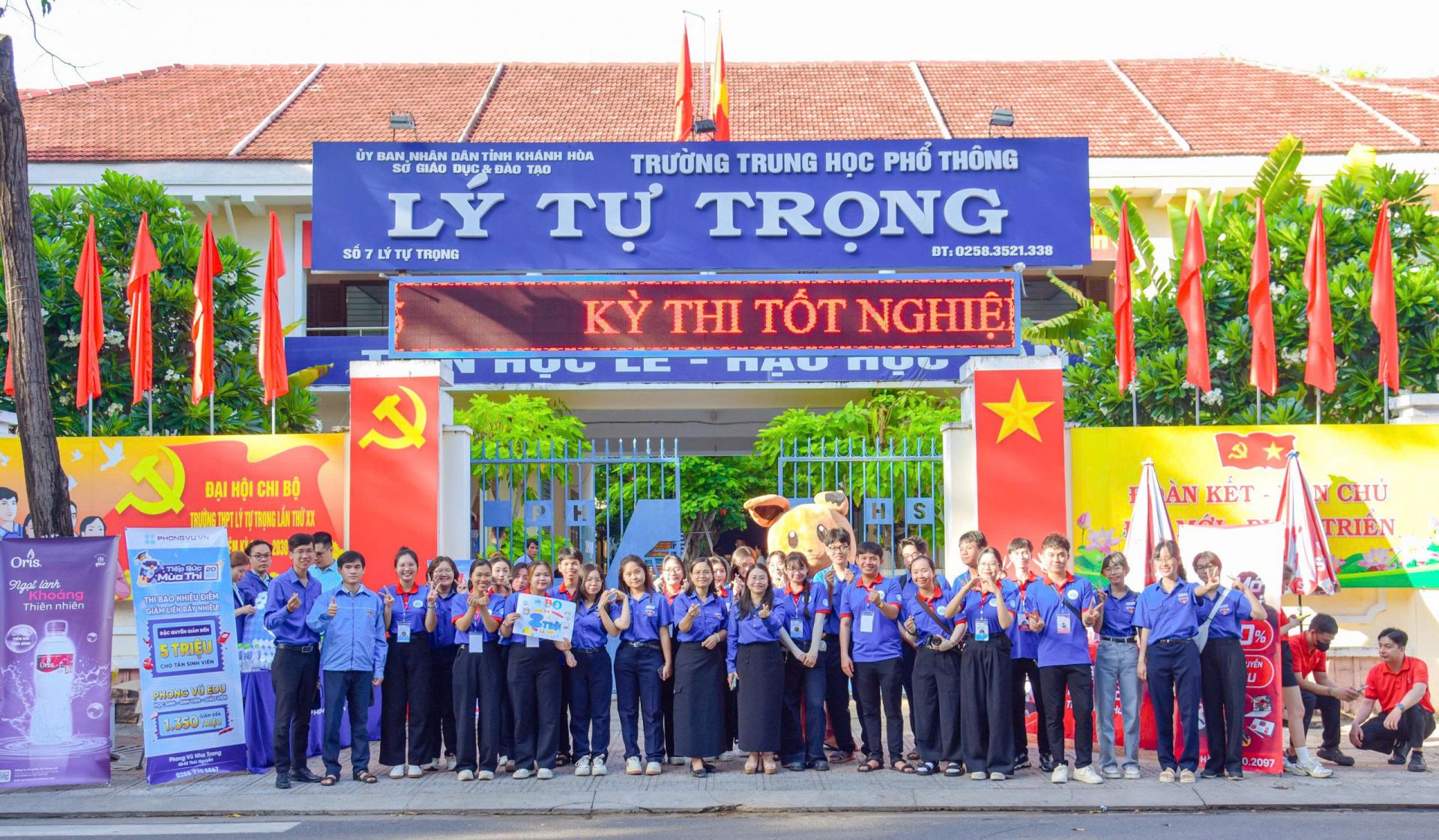 Chị Huỳnh Thị Như Ý – Phó bí thư tỉnh Đoàn, Chủ tịch hội SV Khánh Hoà trực tiếp ra quân cùng lực lượng các bạn Đoàn viên tiếp sức mùa thi