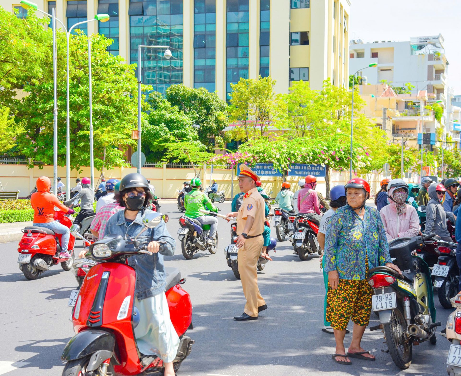 CSGT đến từ rất sớm phân luồng, đảm bảo an toàn, trật tự giao thông tại điểm thi Trường THCS Thái Nguyên