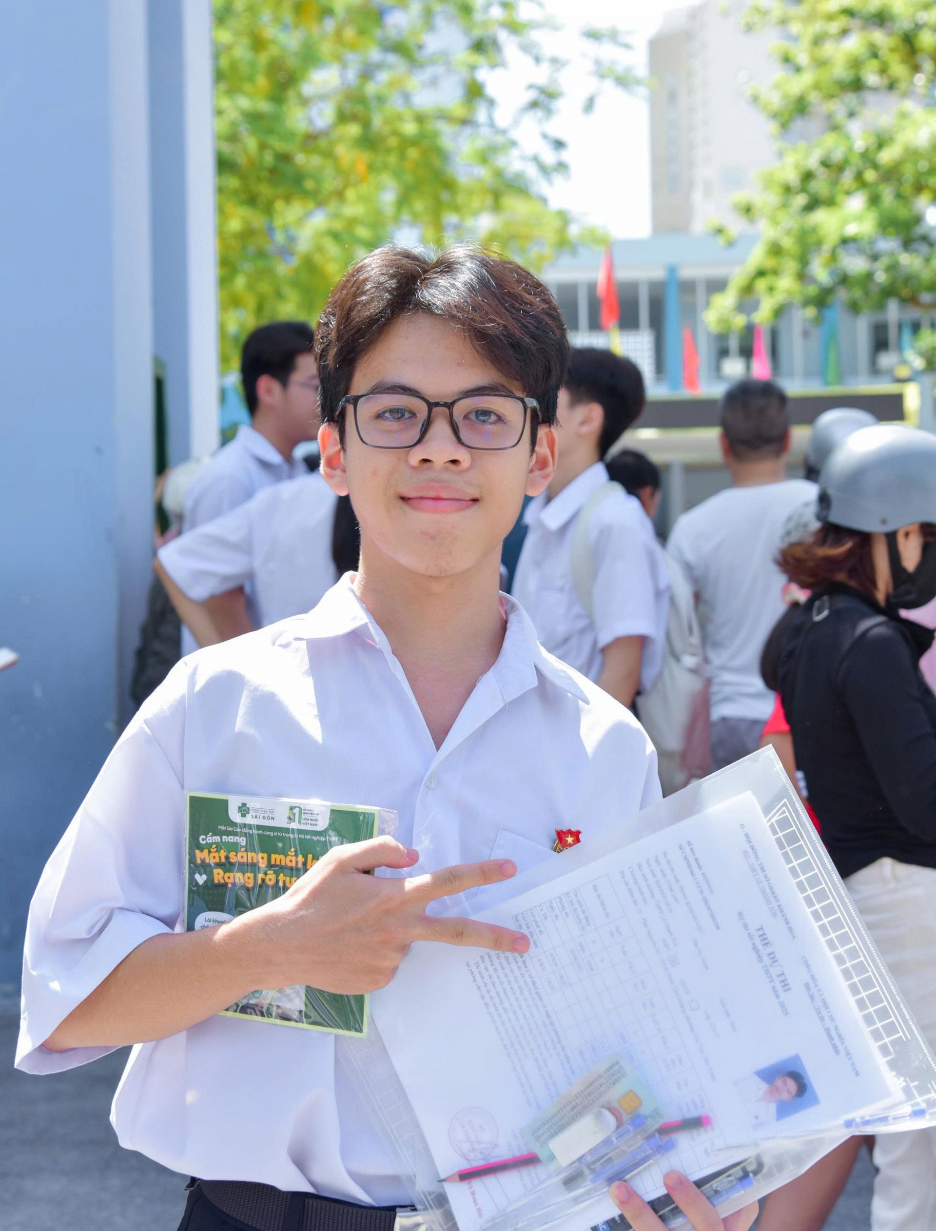 Các thí sinh rạng rỡ, thoải mái sau khi hoàn thành đề thi môn Ngữ Văn sáng nay
