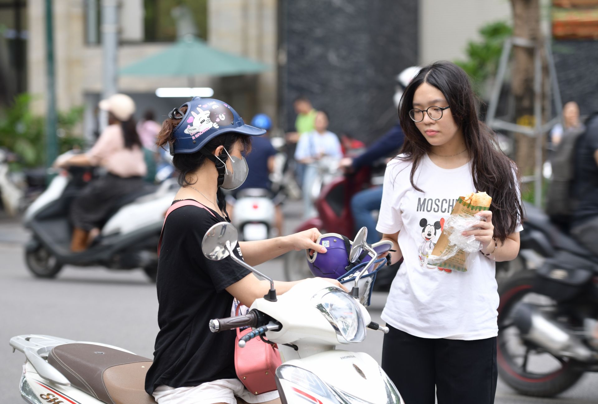 Một thí sinh tranh thủ ăn sáng trong quá trình di chuyển