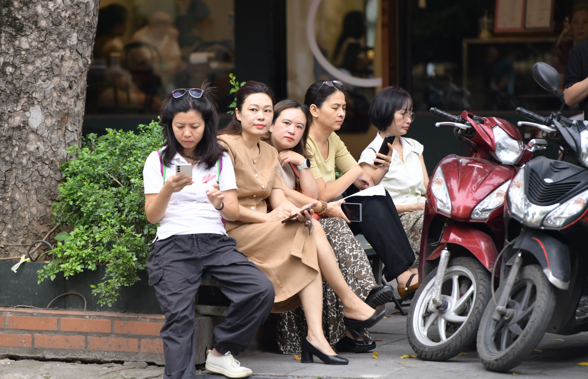 Khuôn mặt căng thẳng của các bậc phu huynh đưa con đi nhi. Nhiều phụ huynh ở lại bên ngoài chờ con thi xong