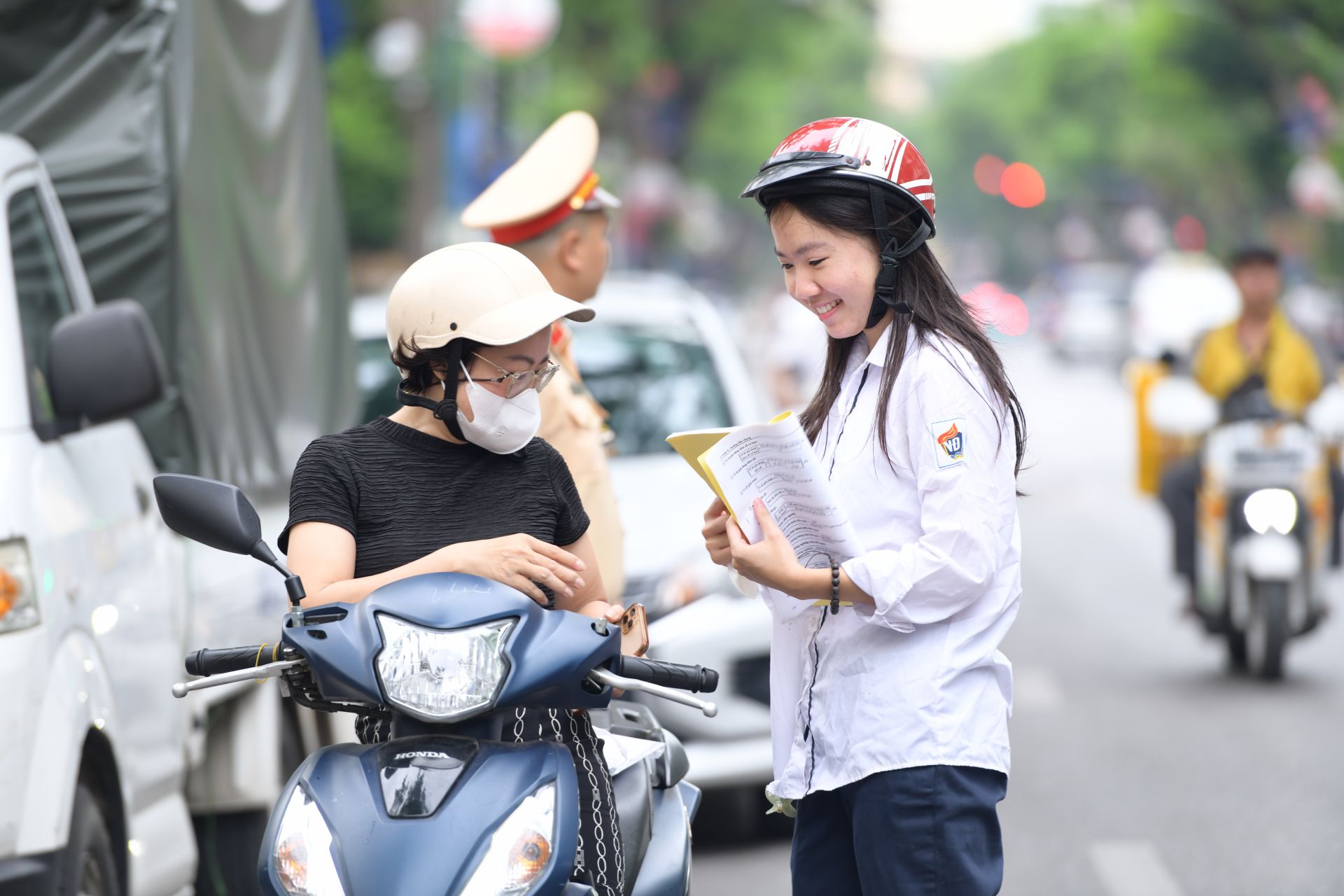 Những cử chỉ thân thương cha mẹ dành cho con trước khi bước vào phòng thi