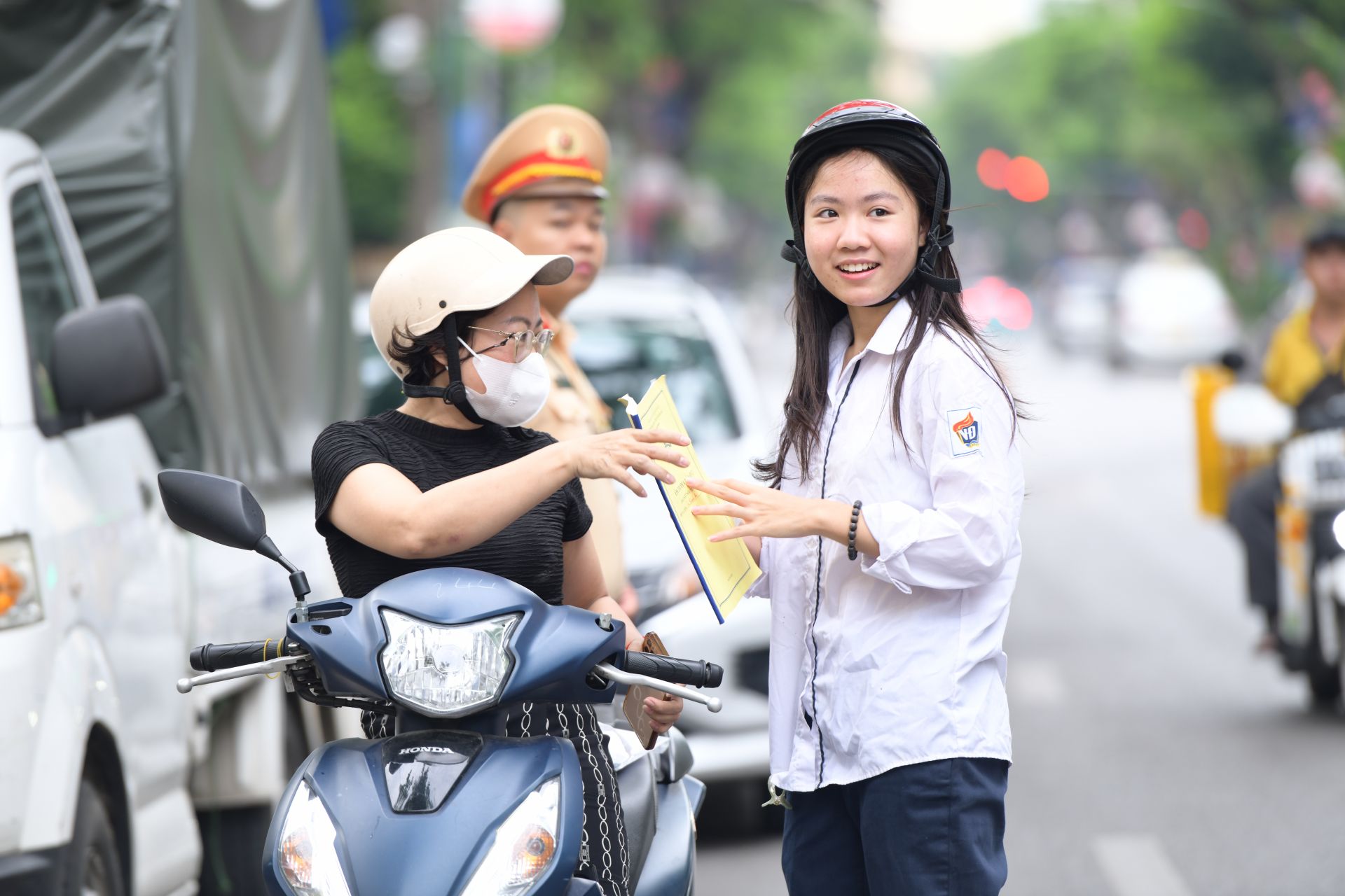 Nụ cười của thí sinh khi chào tạm biệt mẹ, trước khi bắt đầu vào điểm thi