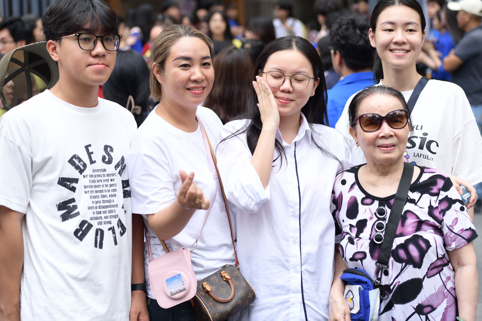 Với Linh (đứng giữa), đề thi khó và mang tính phân hóa cao. 