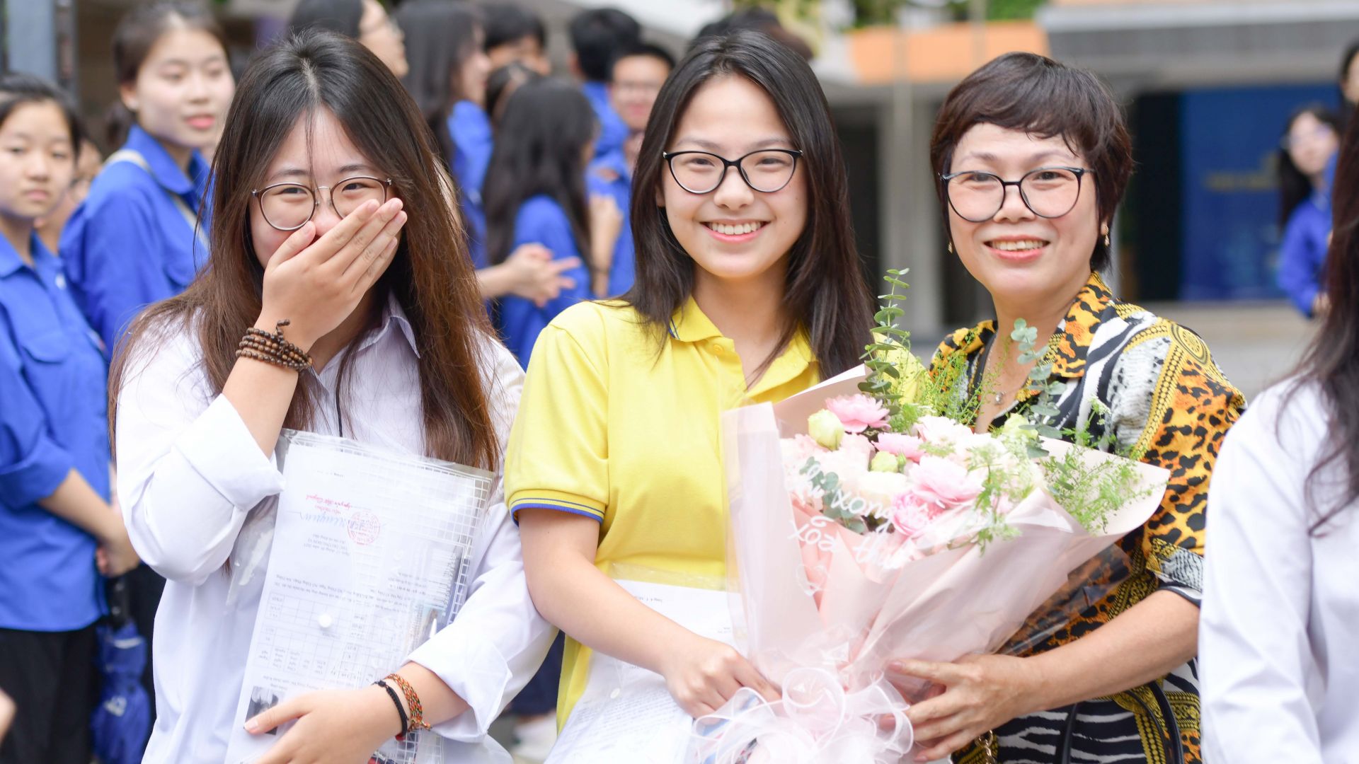 Mẹ chung vui với con khi con thông báo hoàn thành tốt kỳ thi