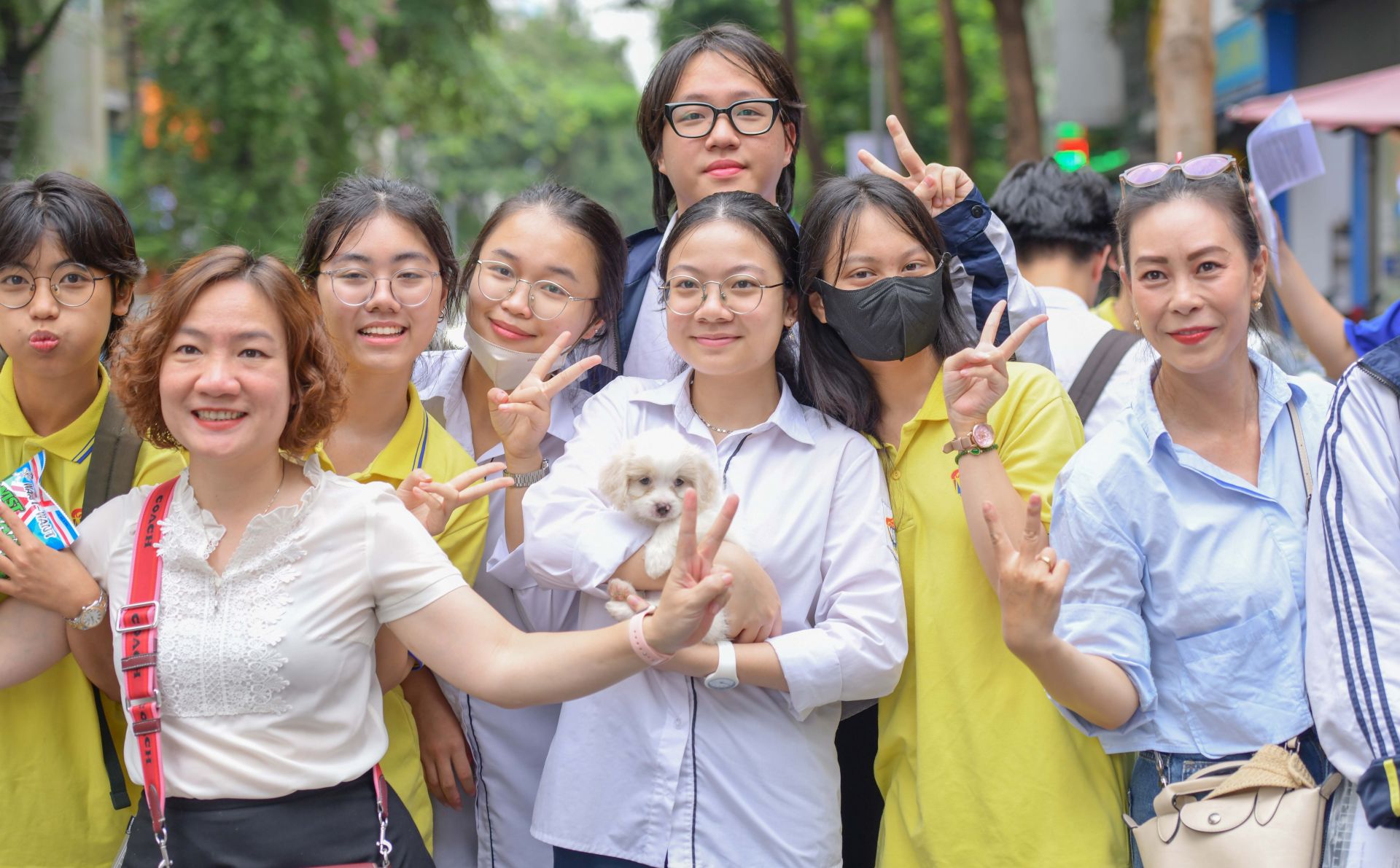 Nhóm phụ huynh trường THPT Việt Đức đồng hành cùng con trong suốt 2 ngày của kỳ thi