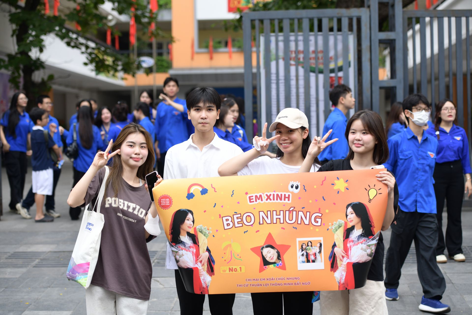 Các sĩ tử được người thân cổ vũ bằng những hành động đặc biệt