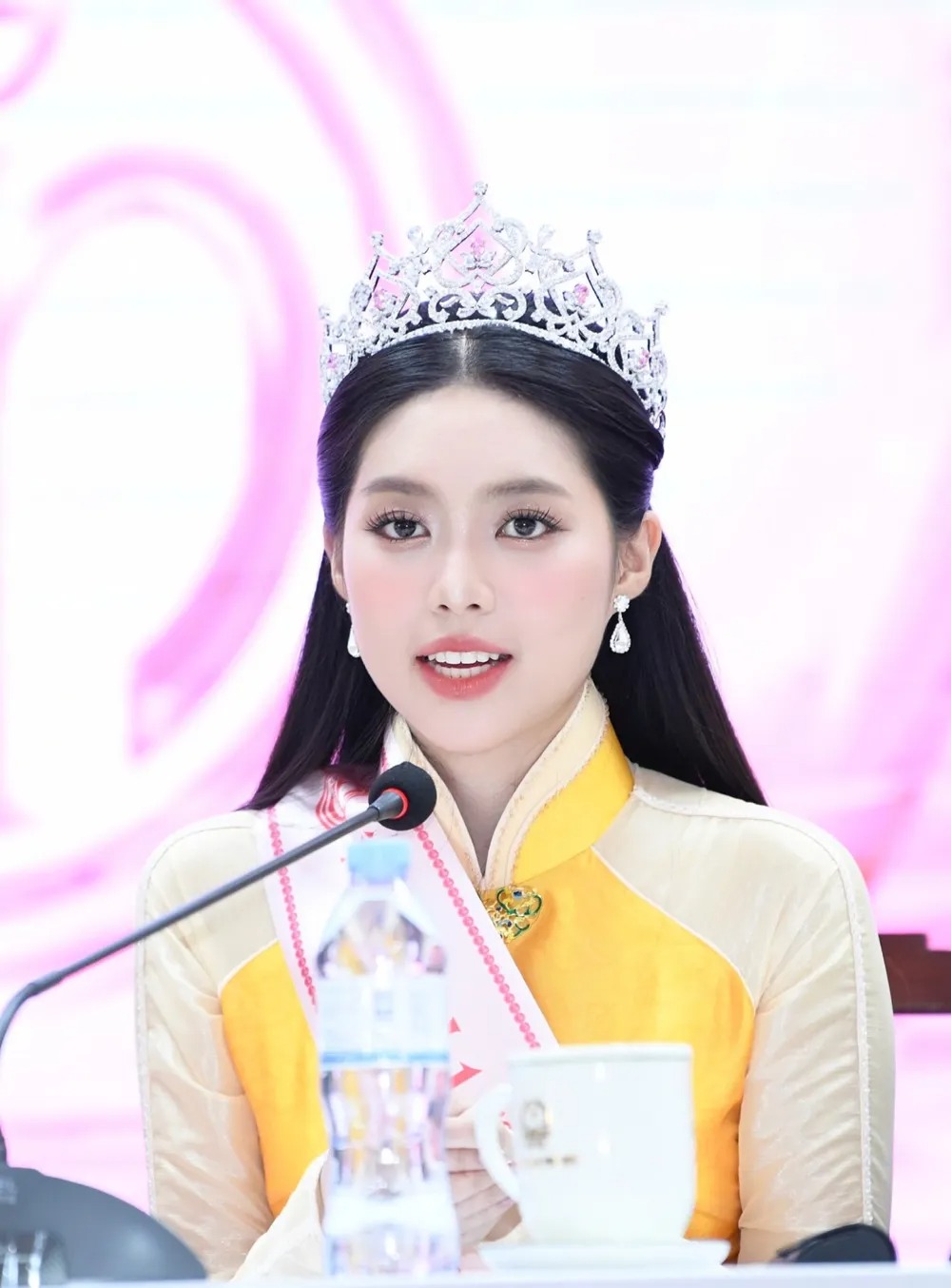 Cận cảnh gương mặt của Á hậu Châu Anh Cận cảnh gương mặt của Á hậu Châu Anh