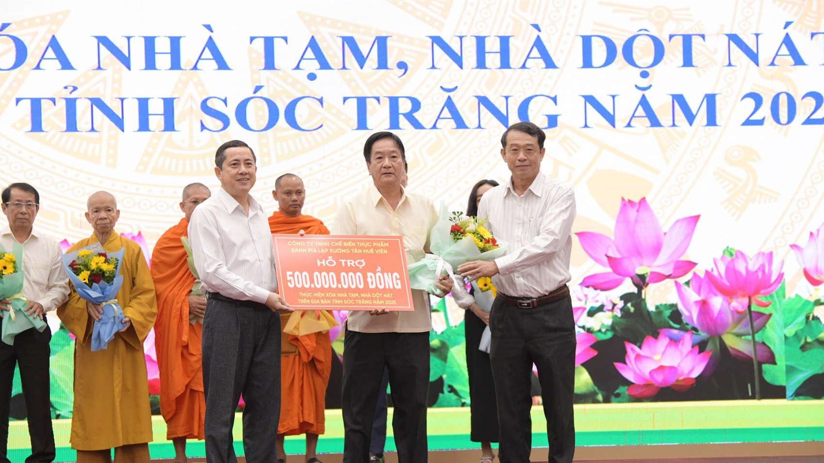 Chương trình xóa nhà tạm, nhà dột nát có sự chung tay của toàn xã hội Chương trình xóa nhà tạm, nhà dột nát có sự chung tay của toàn xã hội