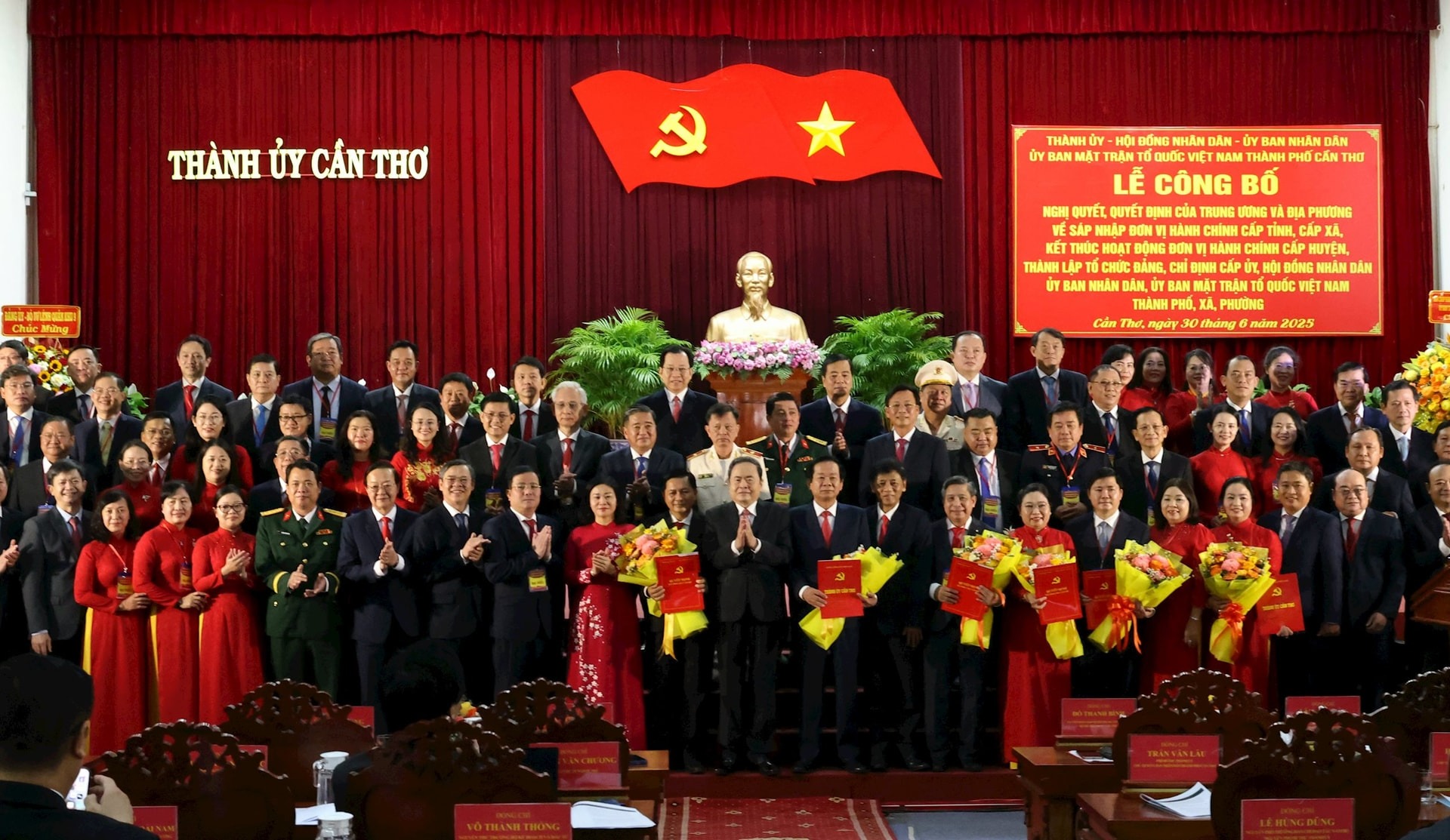Chủ tịch Quốc hội Trần Thanh Mẫn chụp ảnh cùng Ban Chấp hành Đảng bộ TP Cần Thơ nhiệm kỳ 2020 - 2025 Chủ tịch Quốc hội Trần Thanh Mẫn chụp ảnh cùng Ban Chấp hành Đảng bộ TP Cần Thơ nhiệm kỳ 2020 - 2025