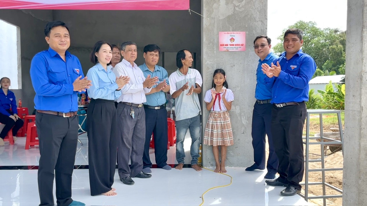 Long An: Bàn giao nhà "Khăn quàng đỏ" cho học sinh có hoàn cảnh khó khăn