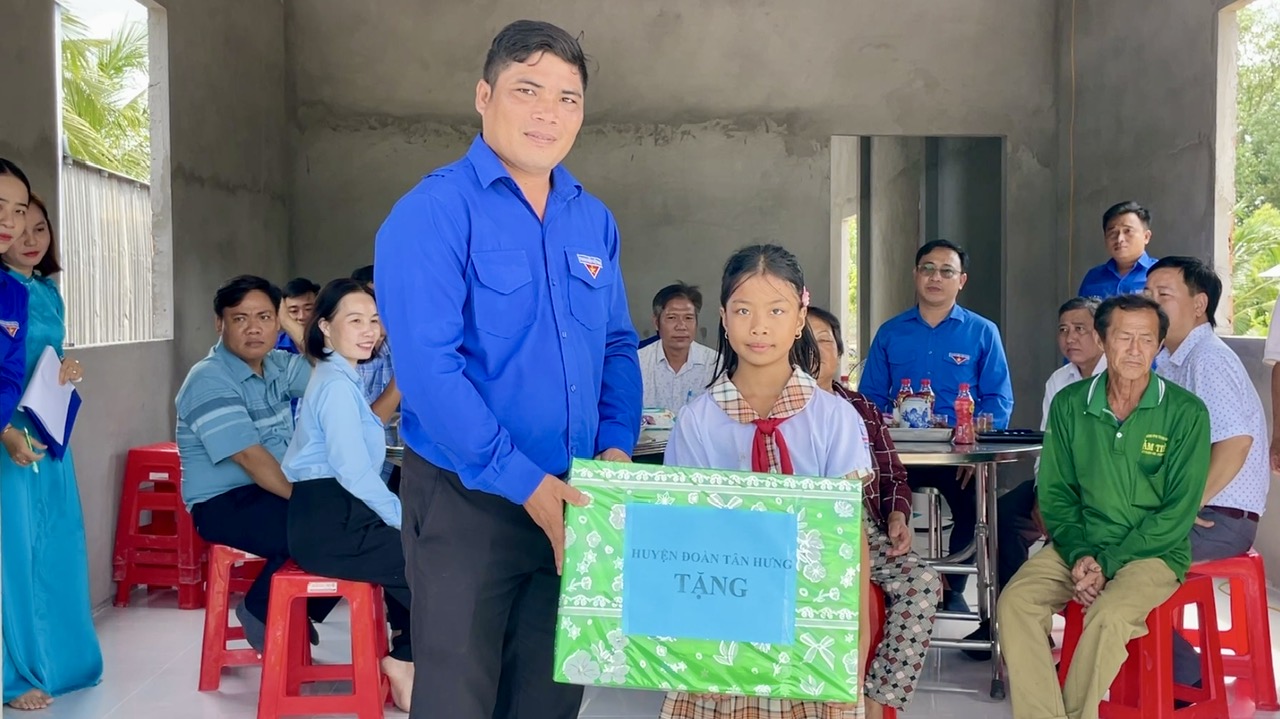 Huyện đoàn Tân Hưng tặng quà Huyện đoàn Tân Hưng tặng quà