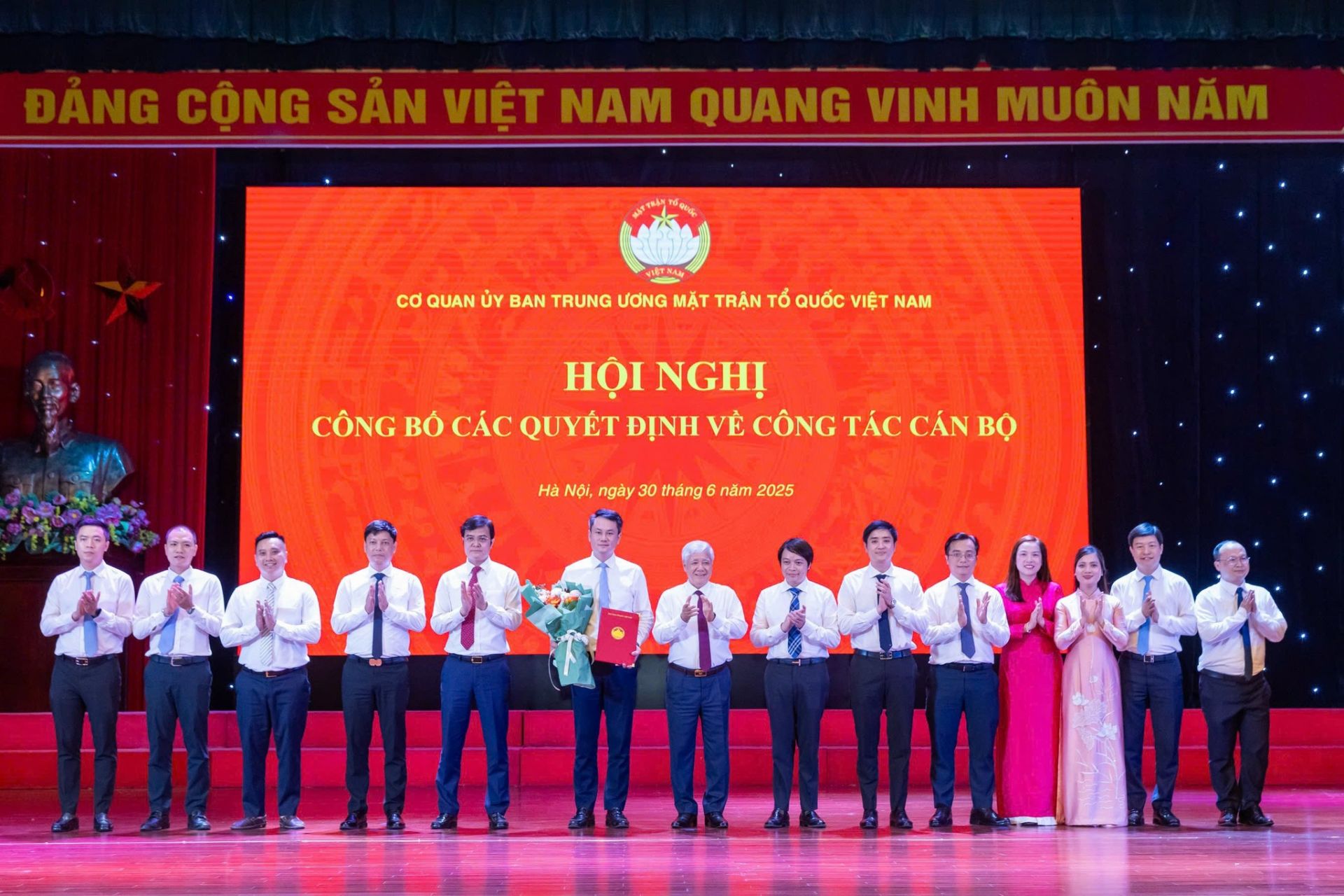 Chủ tịch Ủy ban Trung ương MTTQ Việt Nam Đỗ Văn Chiến và Bí thư thứ nhất Trung ương Đoàn Bùi Quang Huy trao các quyết định cho cán bộ lãnh đạo Ban Công tác Đoàn; Ban Công tác Thanh thiếu nhi Chủ tịch Ủy ban Trung ương MTTQ Việt Nam Đỗ Văn Chiến và Bí thư thứ nhất Trung ương Đoàn Bùi Quang Huy trao các quyết định cho cán bộ lãnh đạo Ban Công tác Đoàn; Ban Công tác Thanh thiếu nhi