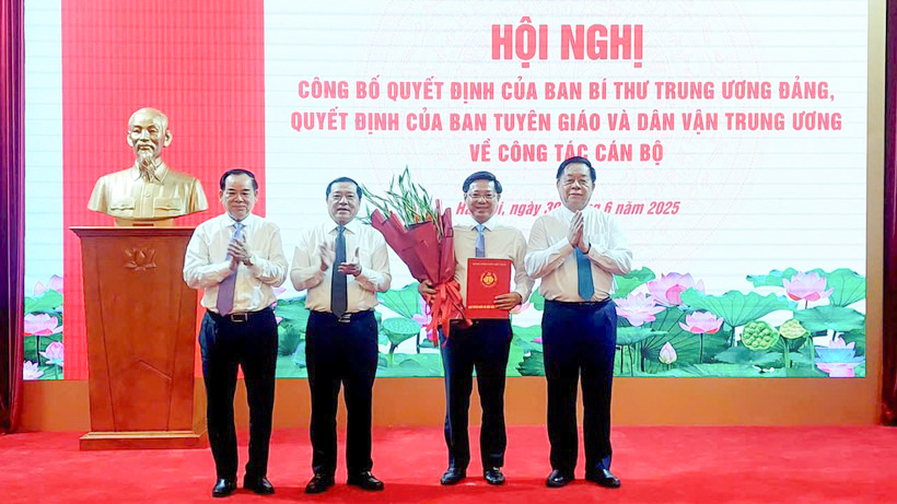 Ông Trần Thanh Lâm (thứ 2, bên phải) giữ chức Phó Trưởng ban Ban Tuyên giáo và Dân vận Trung ương Ông Trần Thanh Lâm (thứ 2, bên phải) giữ chức Phó Trưởng ban Ban Tuyên giáo và Dân vận Trung ương