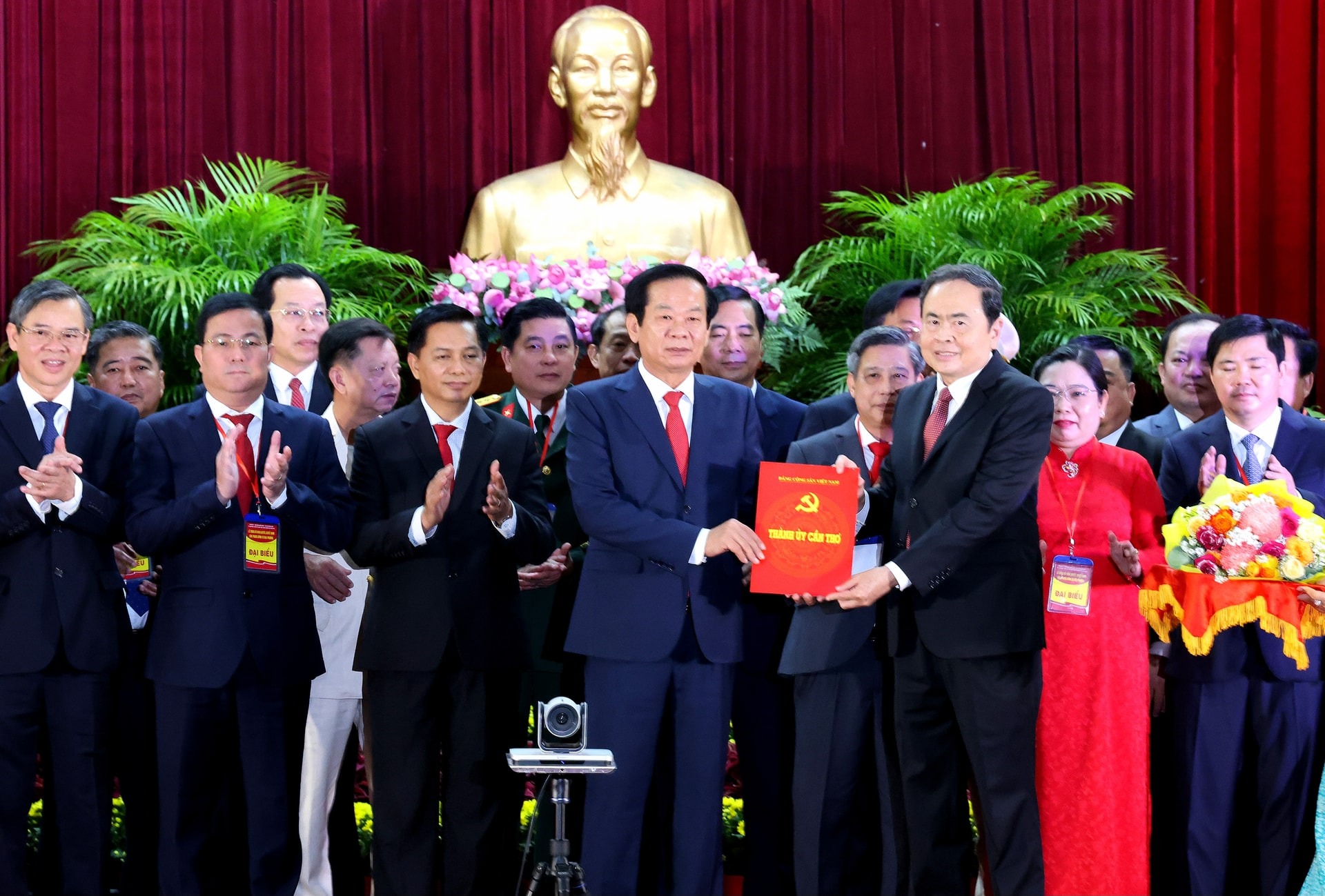 Chủ tịch Quốc hội Trần Thanh Mẫn trao nghị quyết của Bộ Chính trị chỉ định ông Đỗ Thanh Bình - Uỷ viên Trung ương Đảng giữ chức Bí thư Thành ủy Cần Thơ (mới) nhiệm kỳ 2020 - 2025 Chủ tịch Quốc hội Trần Thanh Mẫn trao nghị quyết của Bộ Chính trị chỉ định ông Đỗ Thanh Bình - Uỷ viên Trung ương Đảng giữ chức Bí thư Thành ủy Cần Thơ (mới) nhiệm kỳ 2020 - 2025