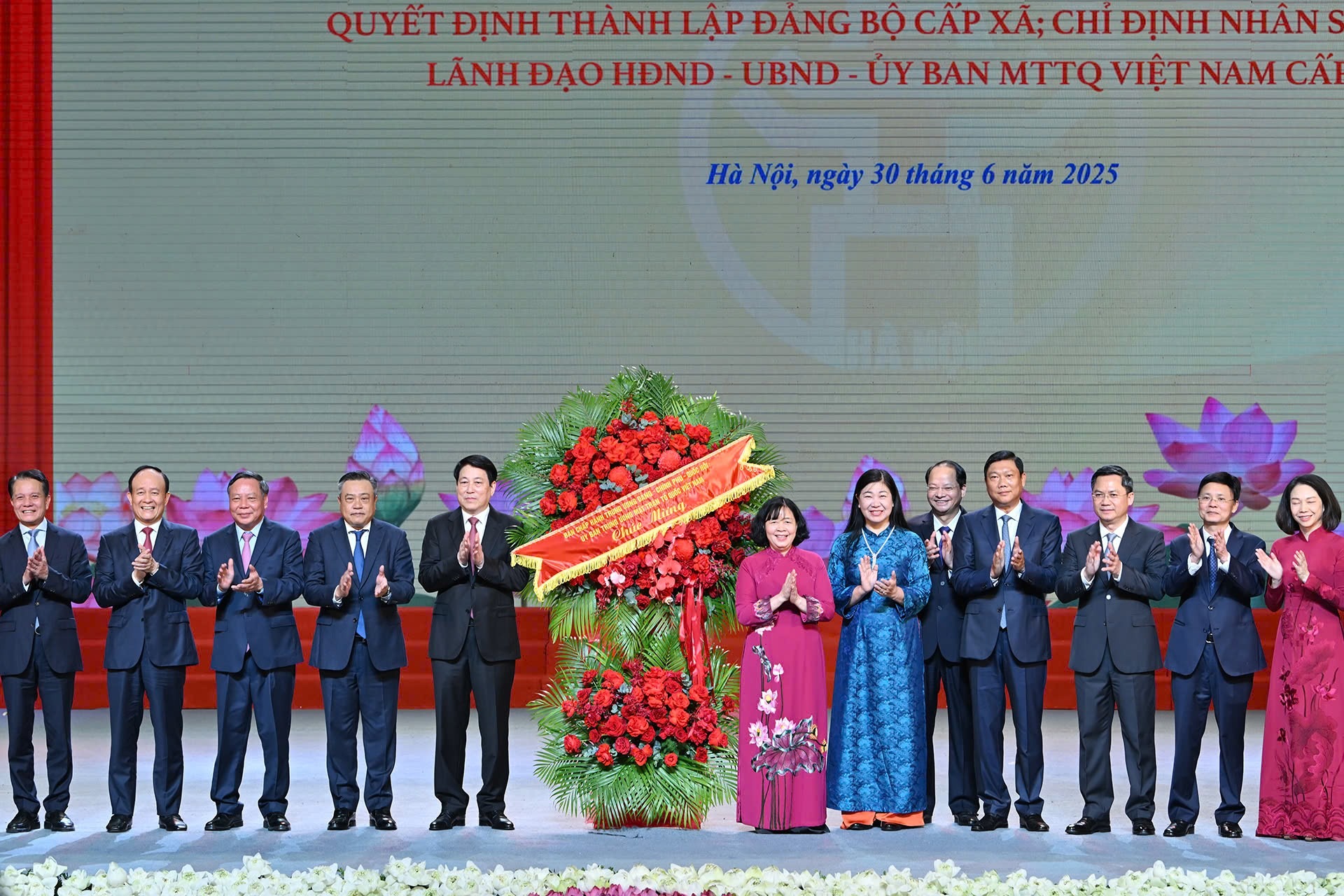 Chủ tịch nước trao lẵng hoa chúc mừng Đảng bộ, Chính quyền TP. Hà Nội