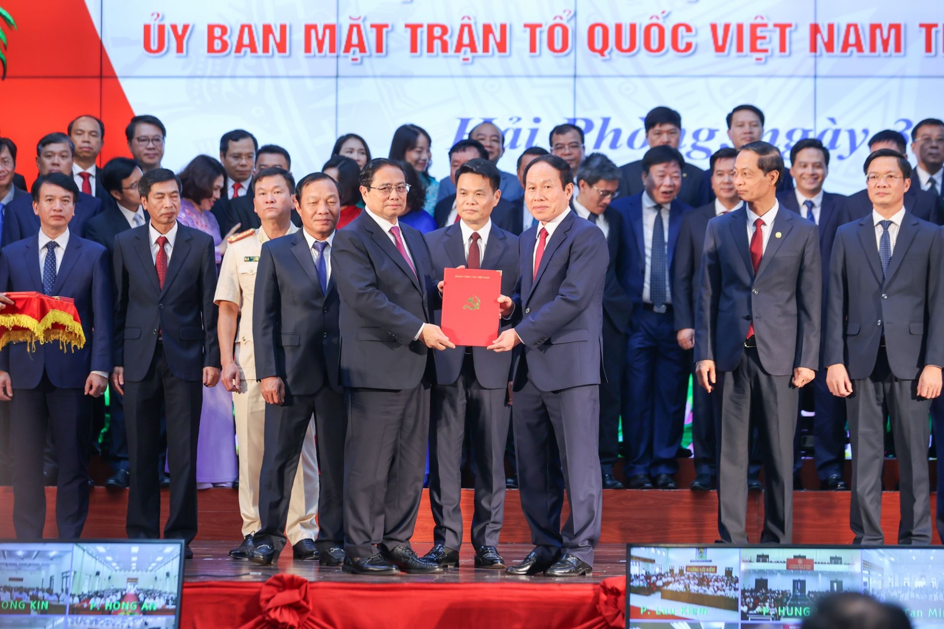 Thủ tướng Phạm Minh Chính trao quyết định của Bộ Chính trị chỉ định ông Lê Tiến Châu giữ chức Bí thư Thành ủy Hải Phòng