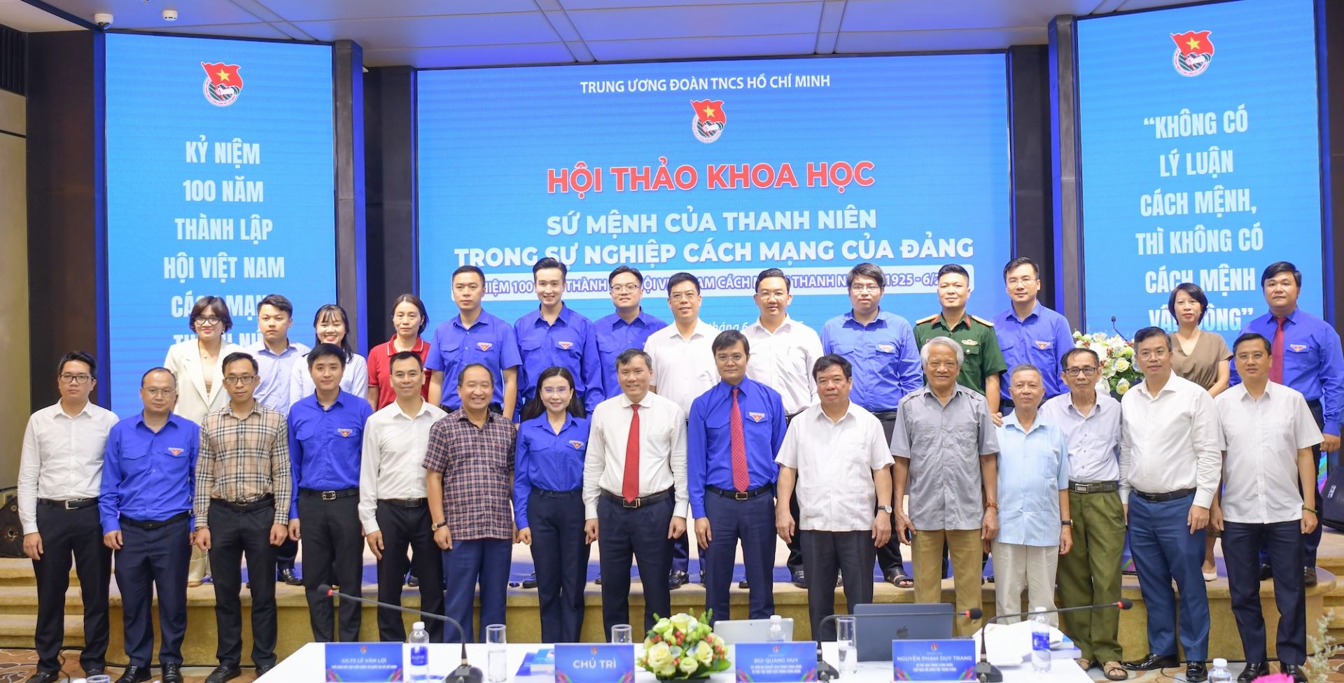 Các đại biểu chụp ảnh lưu niệm tại Hội thảo