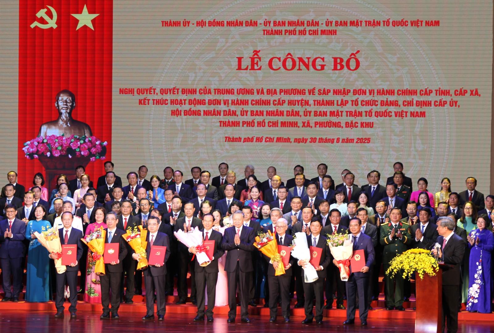 Tổng Bí thư Tô Lâm tặng hoa chúc mừng các lãnh đạo TP. Hồ Chí Minh Tổng Bí thư Tô Lâm tặng hoa chúc mừng các lãnh đạo TP. Hồ Chí Minh