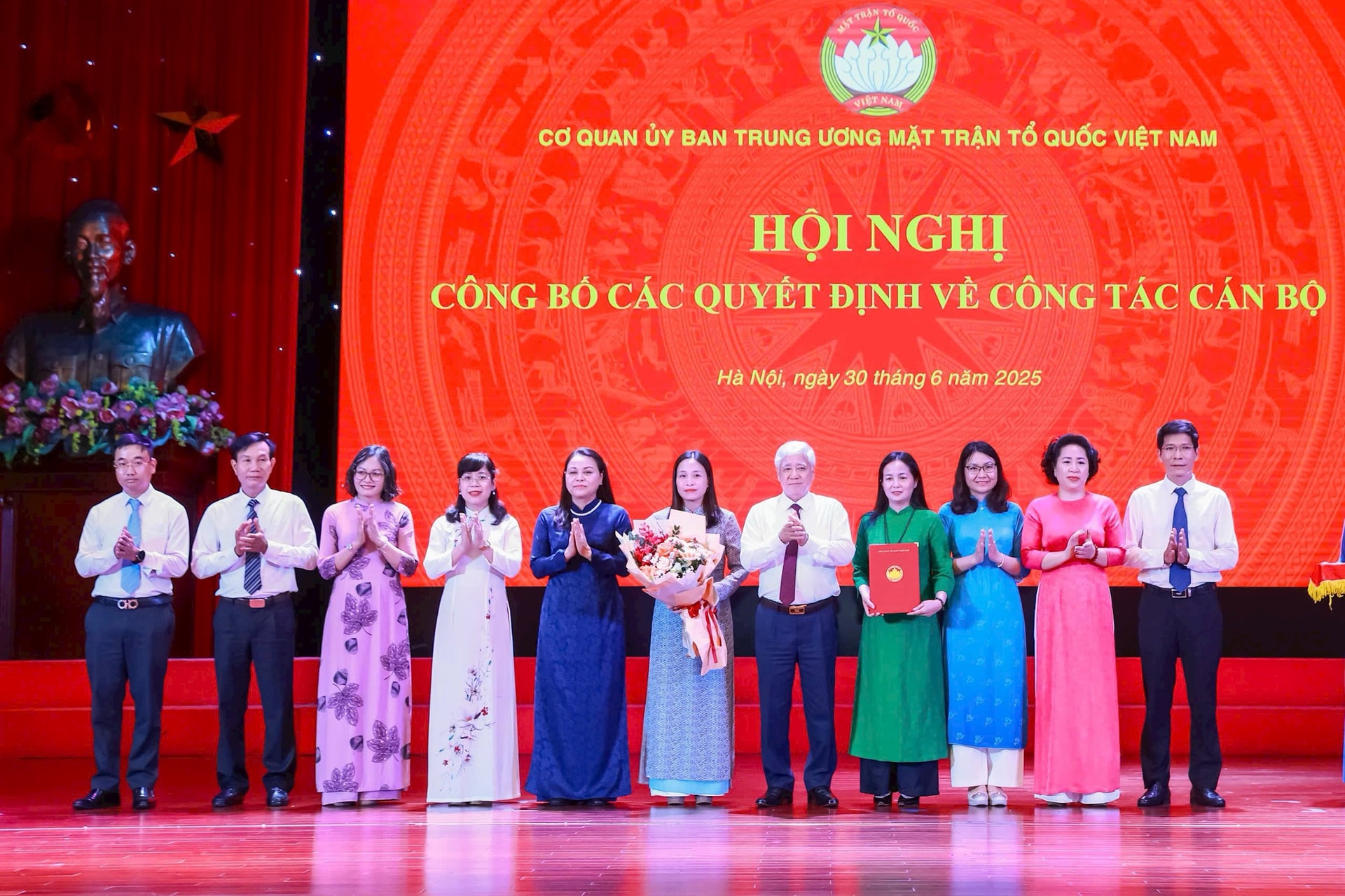 Bác Đỗ Văn Chiến trao quyết định nhân sự cho các ban, đơn vị Bác Đỗ Văn Chiến trao quyết định nhân sự cho các ban, đơn vị