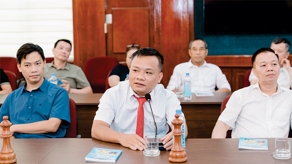 Huấn luyện viên trưởng đội tuyển cờ vua quốc gia Bùi Vinh phát biểu tại sự kiện