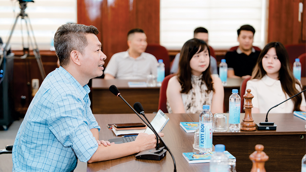 Giám đốc doanh nghiệp khoa học công nghệ DUCA Nguyễn Huy Du trao đổi tại sự kiện