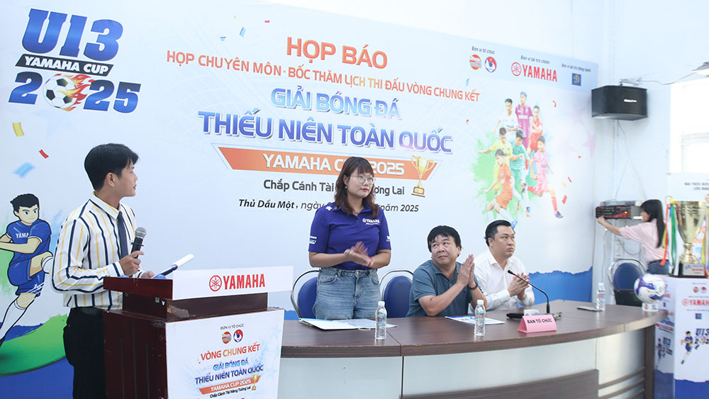 Bà Nguyễn Thị Thanh Thủy - Đại diện Nhà tài trợ chính Yamaha Motor Việt Nam - trong buổi họp báo và bốc thăm xếp lịch thi đấu Vòng Chung kết Giải Bóng đá Thiếu niên U13 toàn quốc Yamaha Cup 2025 diễn ra vào chiều 2/7/2025 tại Sân vận động Bình Dương (Phường Thủ Dầu Một, TP. Hồ Chí Minh)