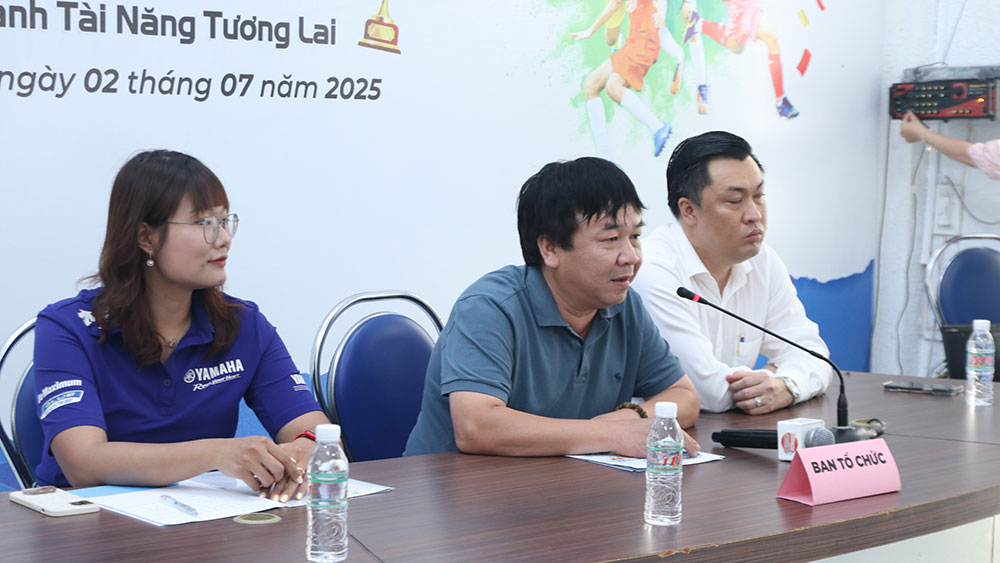 Nhà báo Phan Việt Hùng - Phó TBT báo TNTP&NĐ, Phó Trưởng Ban Tổ chức giải phát biểu tại họp báo