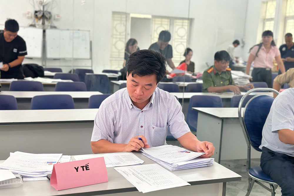 Các ban ngành liên quan như Ban Kiểm tra, cán bộ công an, cán bộ giáo dục,… đã phối hợp chặt chẽ để đảm bảo tính minh bạch và công bằng cho giải đấu