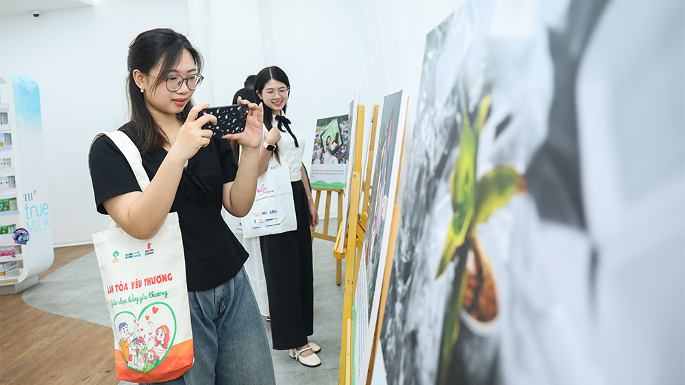 Những bức ảnh ấn tượng từ Triển lãm “Sông kể chuyện nhựa” nhận được sự quan tâm của nhiều bạn trẻ.