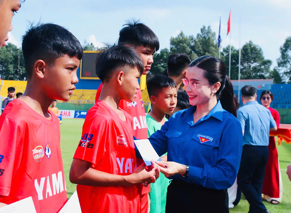 Chị Nguyễn Phạm Duy Trang – Bí thư Trung ương Đoàn, Chủ tịch Hội đồng Đội Trung ương –  trao học bổng đến các cầu thủ dân tộc thiểu số tiêu biểu tham gia Giải Bóng đá Thiếu niên U13 toàn quốc Yamaha Cup 2025