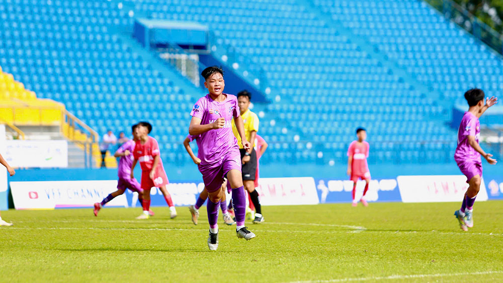 Trận khai mạc giữa U13 Bình Dương và U13 Becamex Bình Dương diễn ra sôi nổi, kịch tính, thu hút sự cổ vũ nồng nhiệt từ khán giả trên khán đài