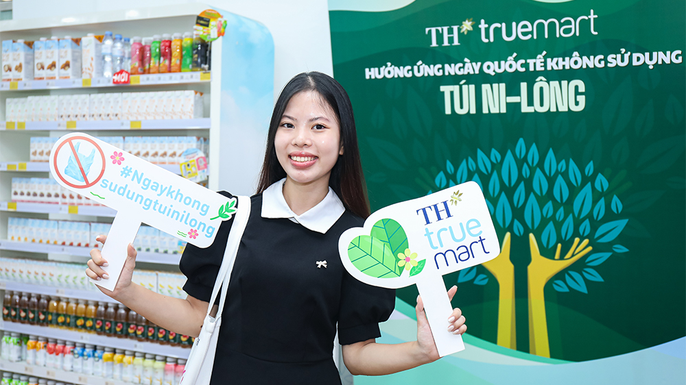 Quỳnh Chi hào hứng chụp ảnh check-in cùng các hashtag cầm tay