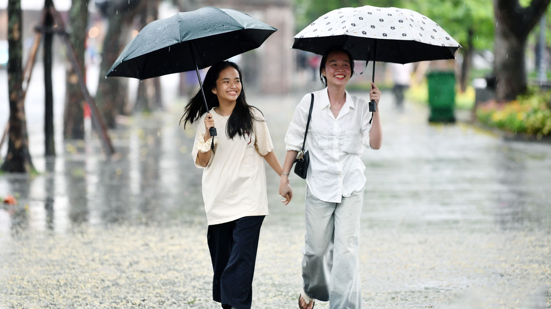 Mưa rào và dông vẫn bao trùm nhiều nơi trên cả nước