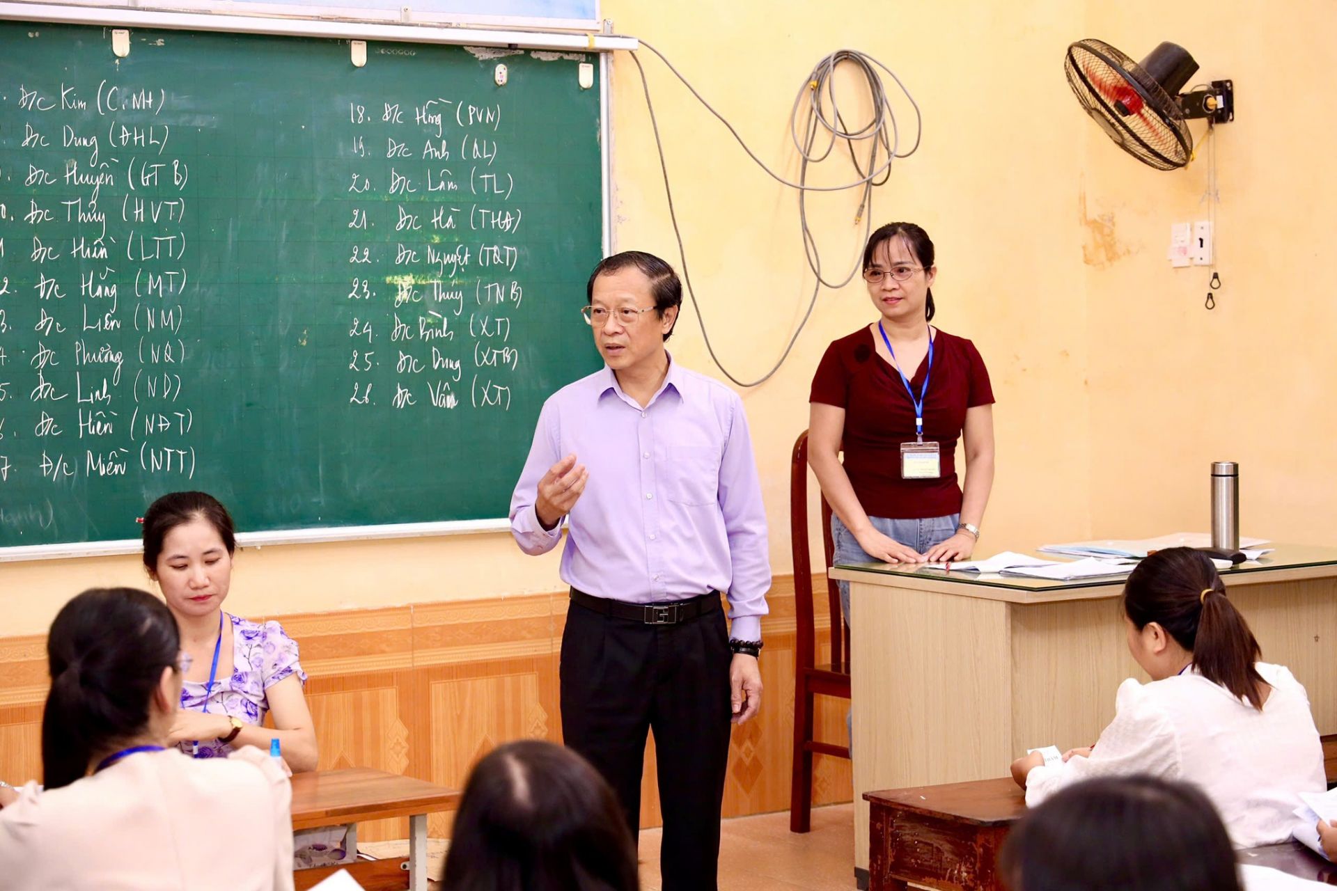 Thứ trưởng Phạm Ngọc Thưởng trò chuyện cùng các giáo viên chấm thi Thứ trưởng Phạm Ngọc Thưởng trò chuyện cùng các giáo viên chấm thi
