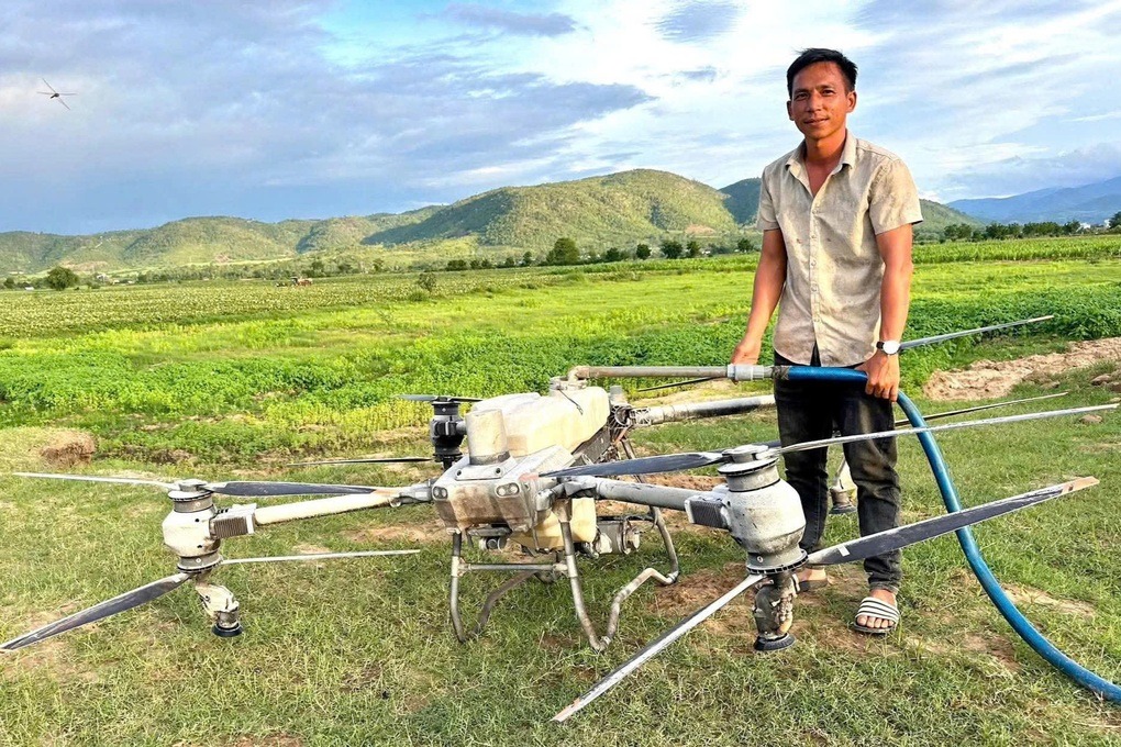 Anh Nghĩa cùng chiếc drone nông nghiệp của mình Anh Nghĩa cùng chiếc drone nông nghiệp của mình