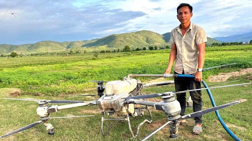 Dùng drone cứu 2 em nhỏ giữa dòng nước siết