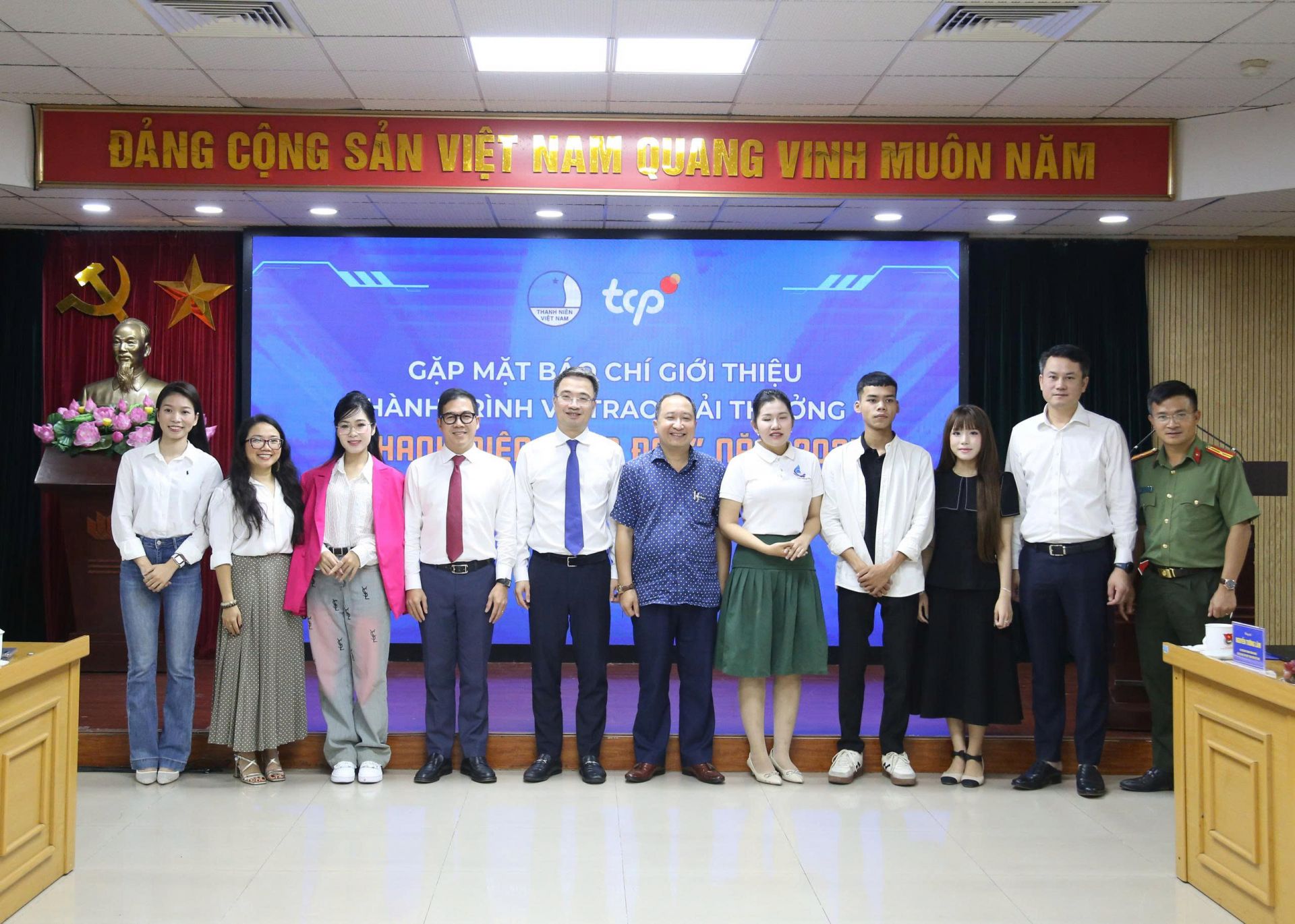 Các đại biểu chụp ảnh lưu niệm tại họp báo Các đại biểu chụp ảnh lưu niệm tại họp báo