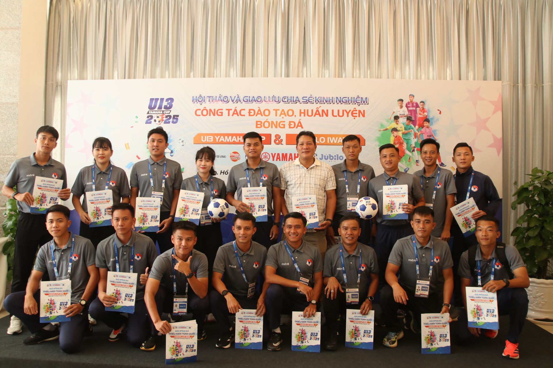Các đại biểu, trọng tài,... lãnh đội các đội bóng U13 tham dự chương trình Hội thảo và Giao lưu chia sẻ kinh nghiệm công tác đào tạo huấn luyện bóng đá tại khách sạn Becamex Bình Dương - Ảnh: Nguyễn Thắm