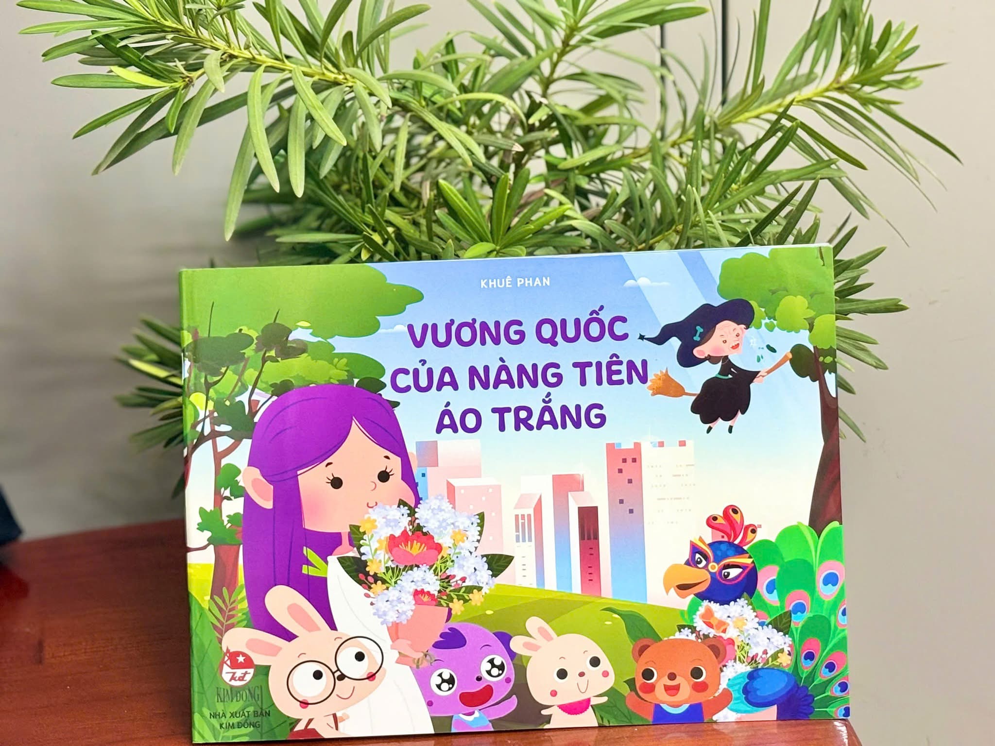 Bìa cuốn truyện tranh “Vương quốc của Nàng tiên Áo trắng” – món quà mùa hè đầy sắc màu và ý nghĩa dành cho thiếu nhi do nhà văn, nhà báo Nguyễn Phan Khuê sáng tác Bìa cuốn truyện tranh “Vương quốc của Nàng tiên Áo trắng” – món quà mùa hè đầy sắc màu và ý nghĩa dành cho thiếu nhi do nhà văn, nhà báo Nguyễn Phan Khuê sáng tác