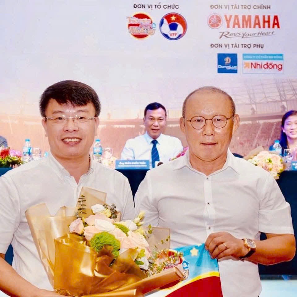 Nhà văn, nhà báo Nguyễn Phan Khuê – Tổng Biên tập Báo Thiếu niên Tiền phong & Nhi đồng (bên trái) – tác giả của nhiều tác phẩm thiếu nhi được yêu thích, là người luôn gắn bó và đồng hành cùng tuổi thơ Việt Nam. Nhà văn, nhà báo Nguyễn Phan Khuê – Tổng Biên tập Báo Thiếu niên Tiền phong & Nhi đồng (bên trái) – tác giả của nhiều tác phẩm thiếu nhi được yêu thích, là người luôn gắn bó và đồng hành cùng tuổi thơ Việt Nam.
