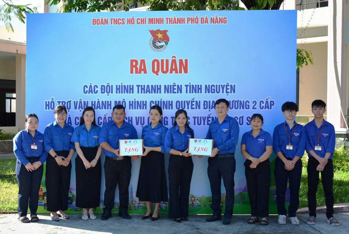 Thành Đoàn Đà Nẵng (thứ 4 từ phải sang) tặng quà cho các bạn đoàn viên trong đội hình tình nguyện tại Phường Hoà Xuân Thành Đoàn Đà Nẵng (thứ 4 từ phải sang) tặng quà cho các bạn đoàn viên trong đội hình tình nguyện tại Phường Hoà Xuân