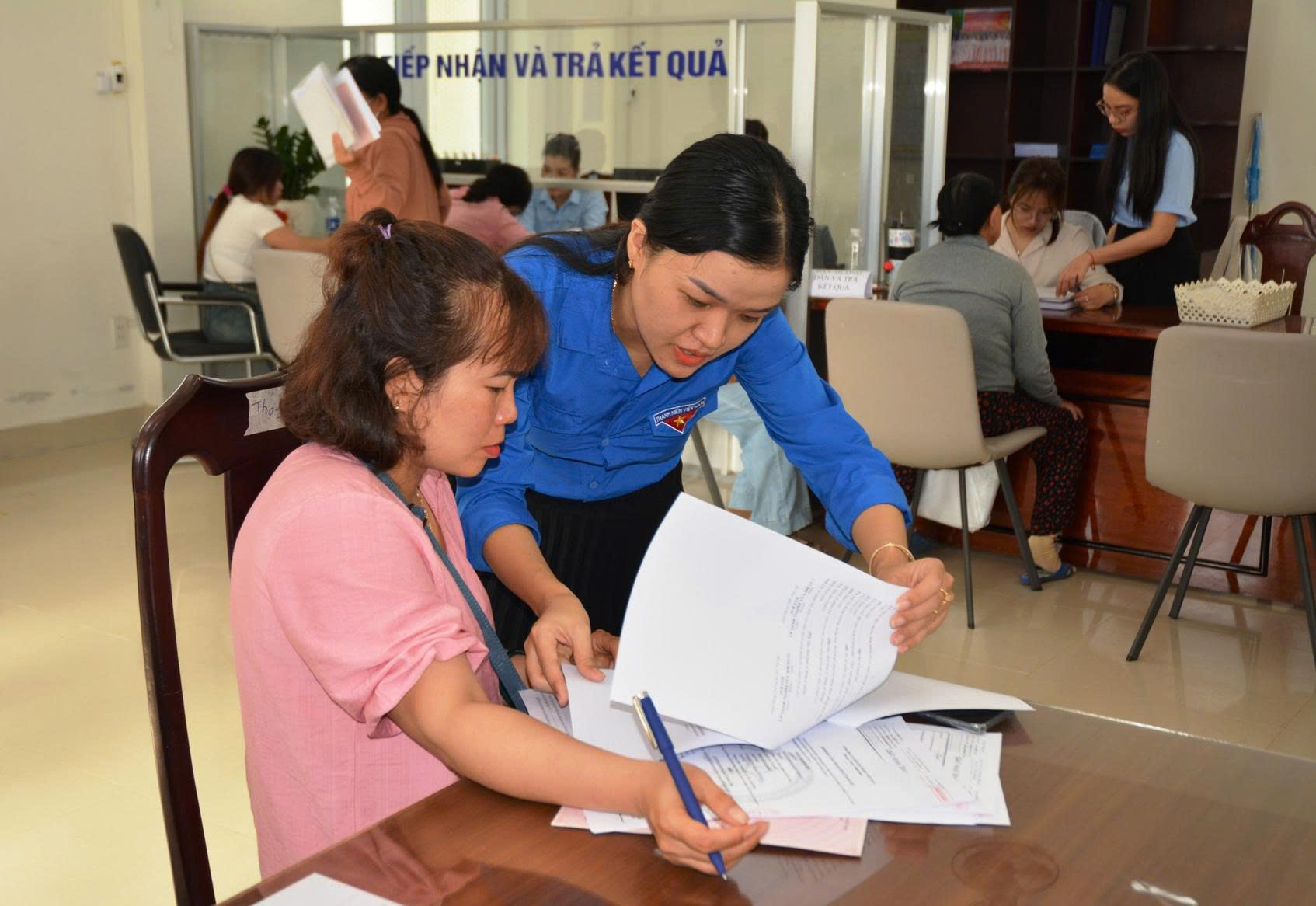 Đoàn viên hỗ trợ người dân làm thủ tục hành chính tại Phường Hoà Xuân Đoàn viên hỗ trợ người dân làm thủ tục hành chính tại Phường Hoà Xuân