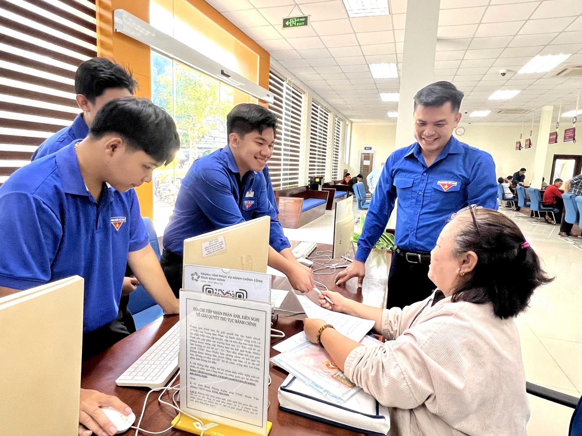 Người dân Gia Lai được đoàn viên, thanh niên niềm nở đón tiếp Người dân Gia Lai được đoàn viên, thanh niên niềm nở đón tiếp