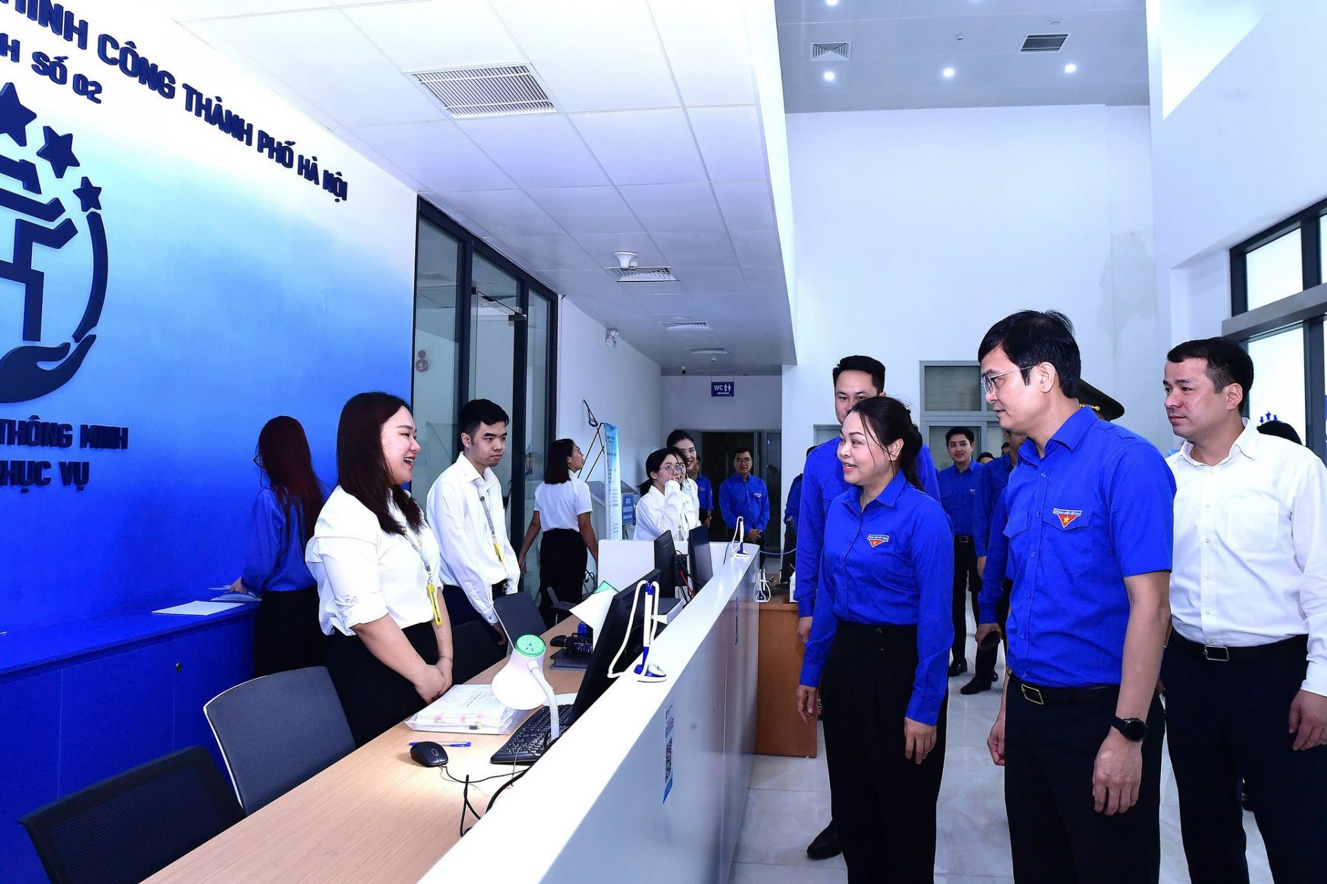 Các đại biểu thăm Trung tâm phục vụ hành chính công phường Cầu Giấy 